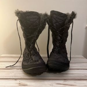 I am selling black snow boots, very new and in good condition.